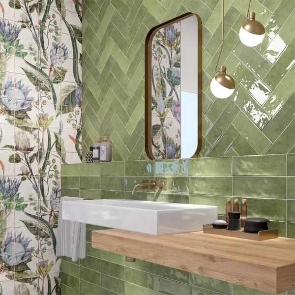 une salle de bain avec un lavabo et un miroir
