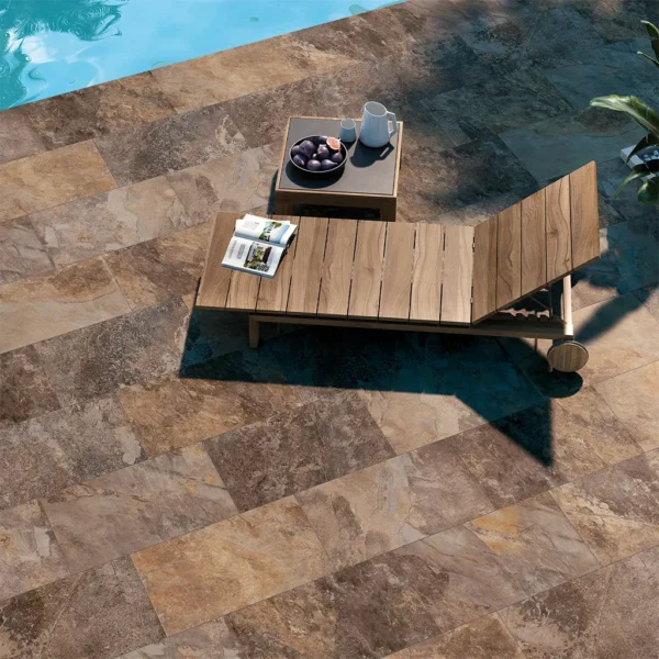 une chaise longue à côté d'une piscine avec du carrelage au sol