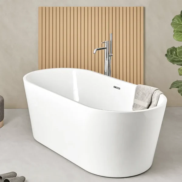 une baignoire blanche avec une serviette sur le côté