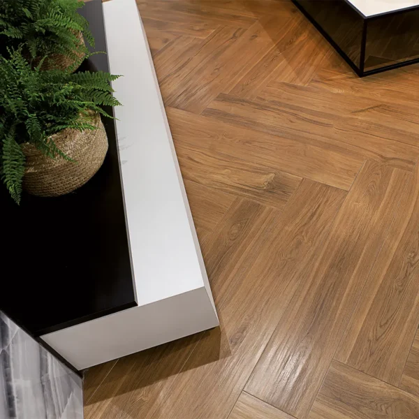 a plant on a table ei carrelage effet parquet